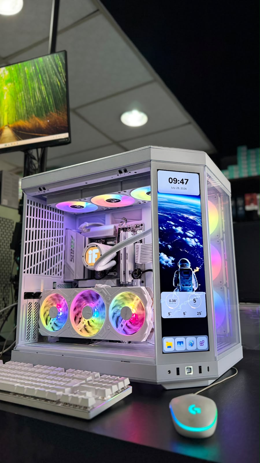 Computador gamer branco montado e ligado na bancada da infotech
